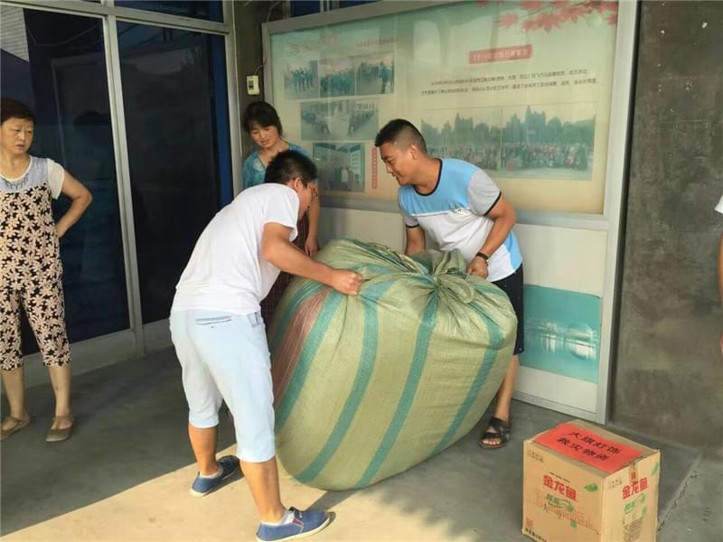 員工搬運(yùn)救災(zāi)物資 員工搬運(yùn)救災(zāi)物資