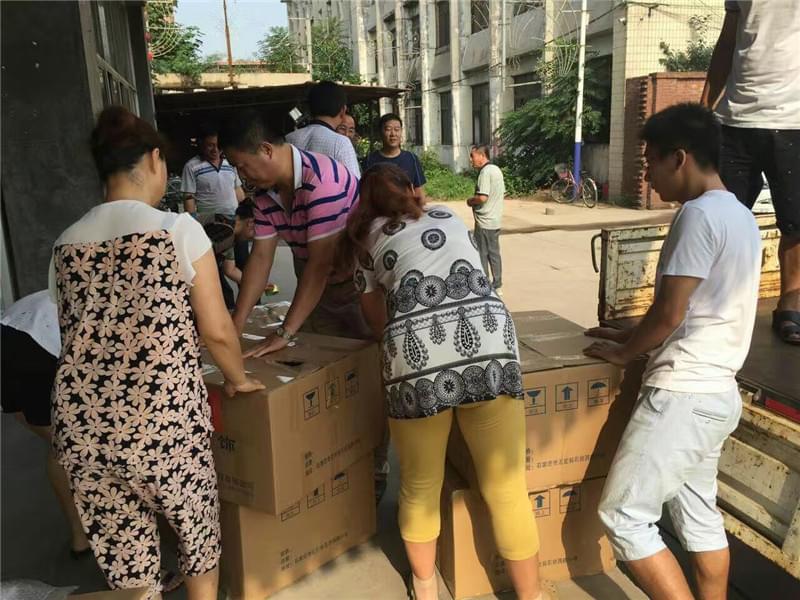 員工搬運(yùn)救災(zāi)物資 員工搬運(yùn)救災(zāi)物資